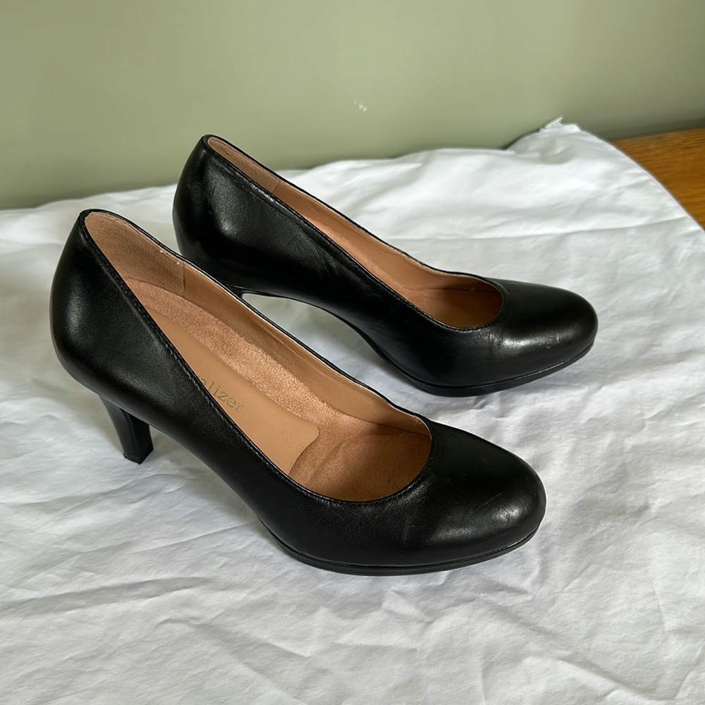 Naturalizer black pumps size 5